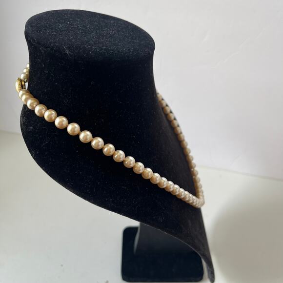 Vintage Crown Trifari Faux Pearl Necklace 22" Goldtone Hiddden Clasp Old Money - Picture 4 of 12